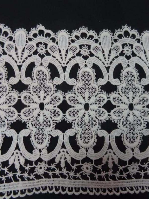 Macrame blanc motifs fleurs en 22cm de large