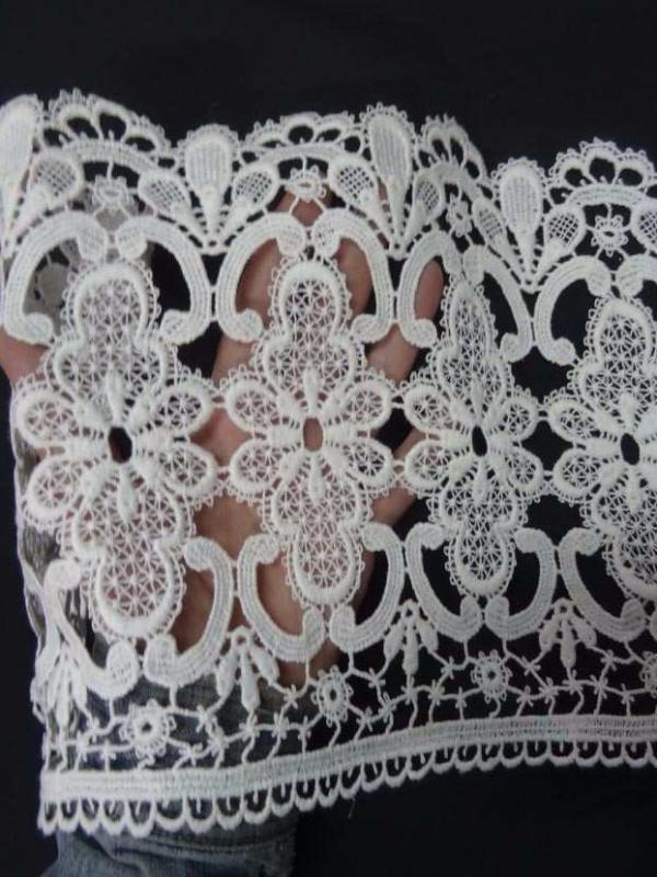 Macrame blanc motifs fleurs en 22cm de large