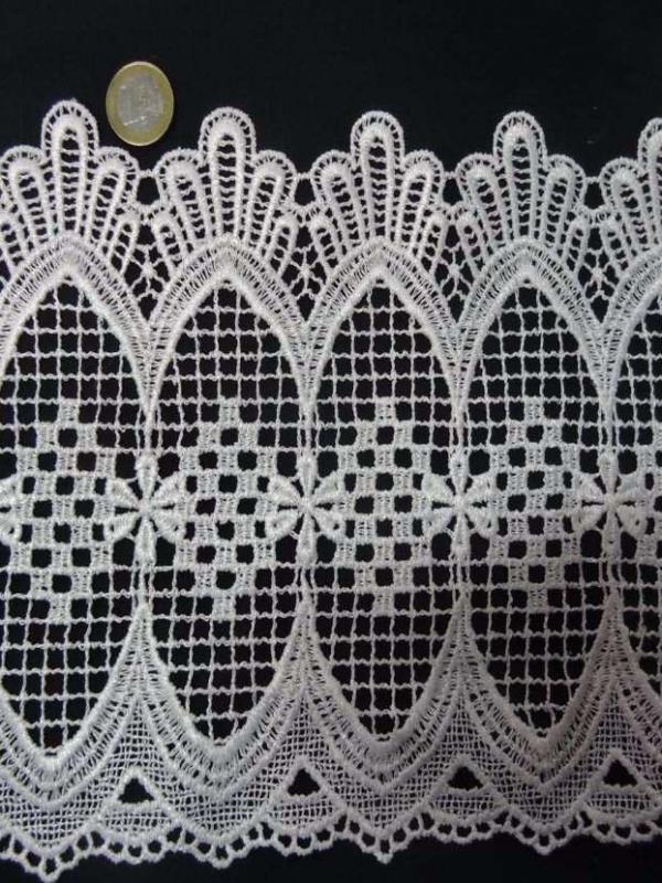 Macrame blanc motifs floraux en 20cm de large0
