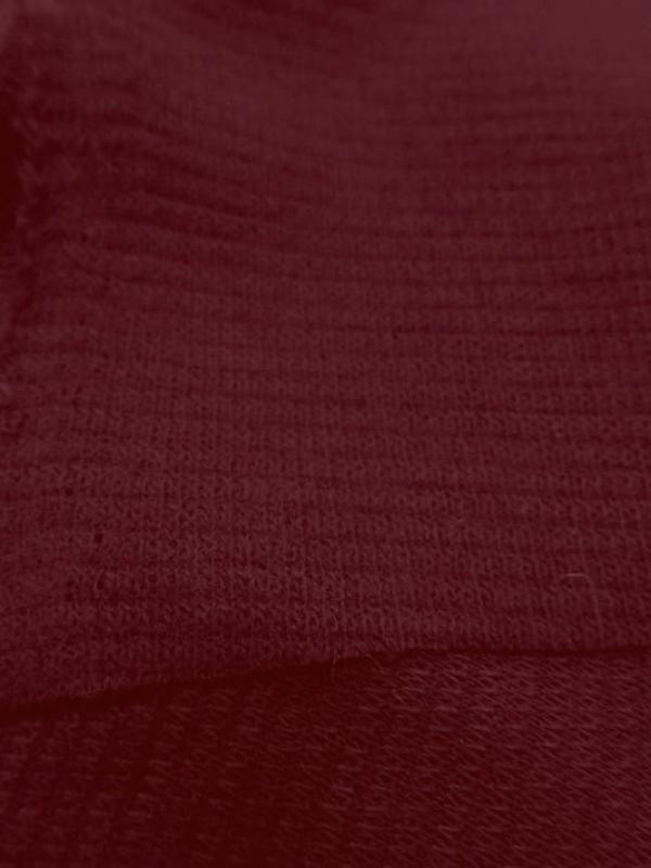 Maille légère a fine cotes polyester viscose ton rouge