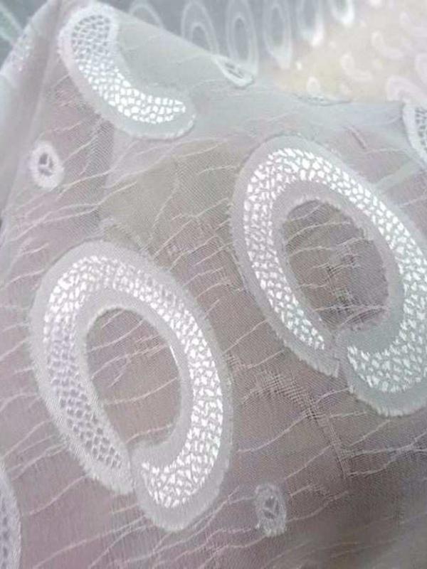 Mousseline a motifs devore blanc casse en polyester