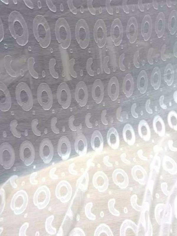 Mousseline a motifs devore blanc casse en polyester