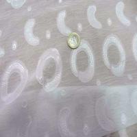 Mousseline a motifs devore blanc casse en polyester9