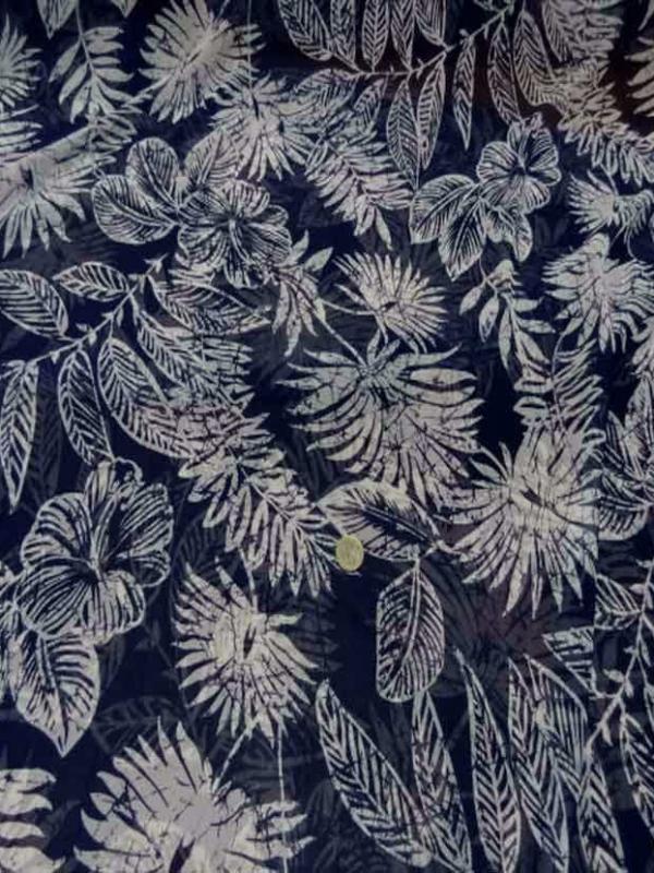 Mousseline bleu nuit imprime fleurs blanche