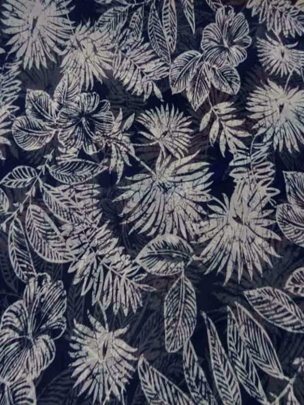 Mousseline bleu nuit imprime fleurs blanche