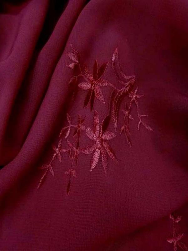 Mousseline brode fleurs ton bordeaux