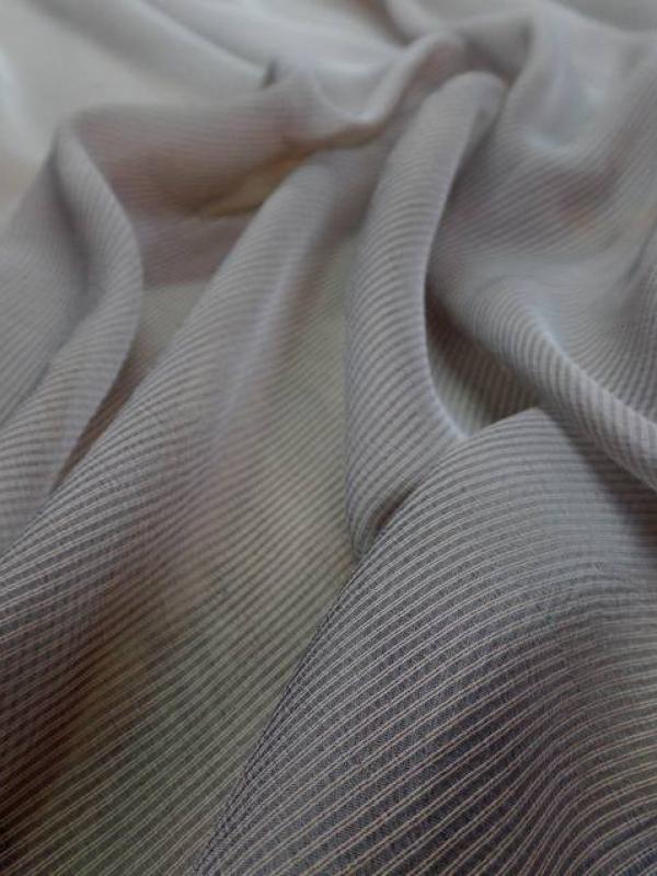 Mousseline de soie a rayures gris rouille