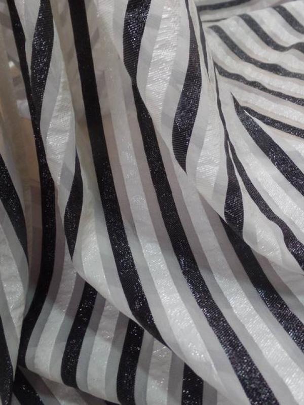 Mousseline de soie blanche a rayures lurex blanche et noire