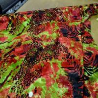 Mousseline de soie devore imprime ton rouge anis noir