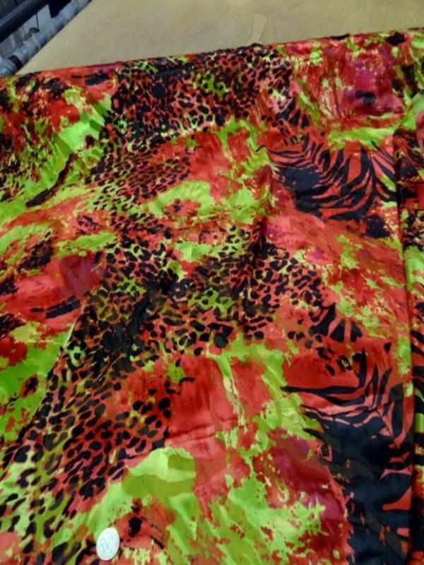Mousseline de soie devore imprime ton rouge anis noir
