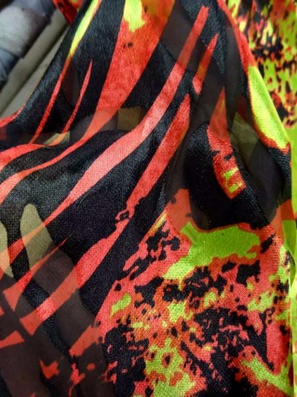 Mousseline de soie devore imprime ton rouge anis noir