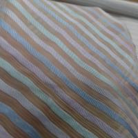 Mousseline de soie ecrue faconne bande ton bleu et mauve