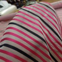 Mousseline de soie ecrue faconne bande ton rose et noir