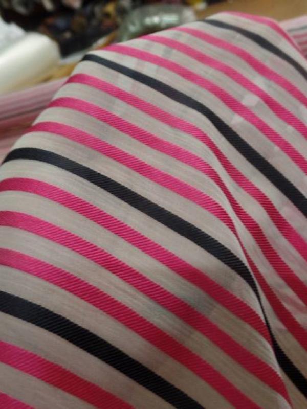 Mousseline de soie ecrue faconne bande ton rose et noir