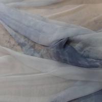 Mousseline de soie gris clair imprime bleu marine en ligne pas cher