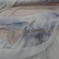 Mousseline de soie gris clair imprime bleu marine