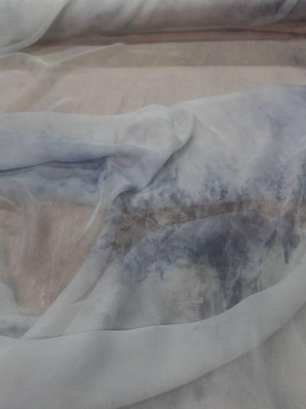 Mousseline de soie gris clair imprime bleu marine