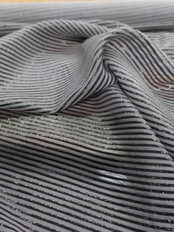 Mousseline de soie grise a rayures lurex noire