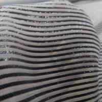Mousseline de soie grise a rayures lurex noire8