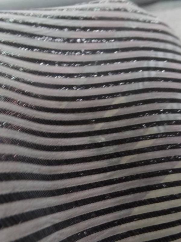 Mousseline de soie grise a rayures lurex noire