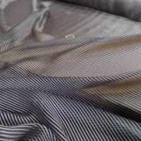 Mousseline de soie noire a rayures grise