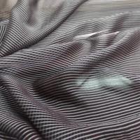 Mousseline de soie noire a rayures grise00