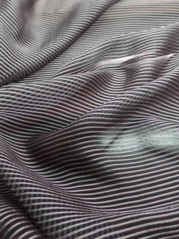 Mousseline de soie noire a rayures grise00