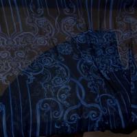 mousseline de soie noire imprimé volutes bleu .