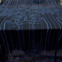 mousseline de soie noire imprimé volutes bleu .