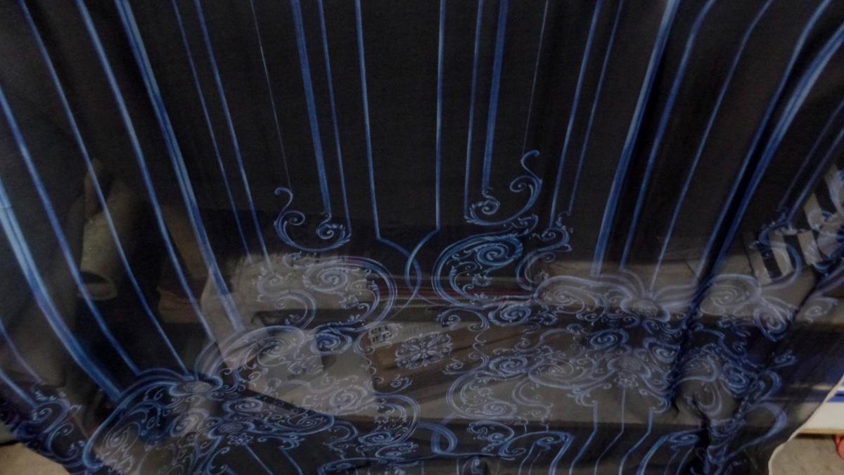 étoffe mousseline de soie noire imprimé volutes bleu .