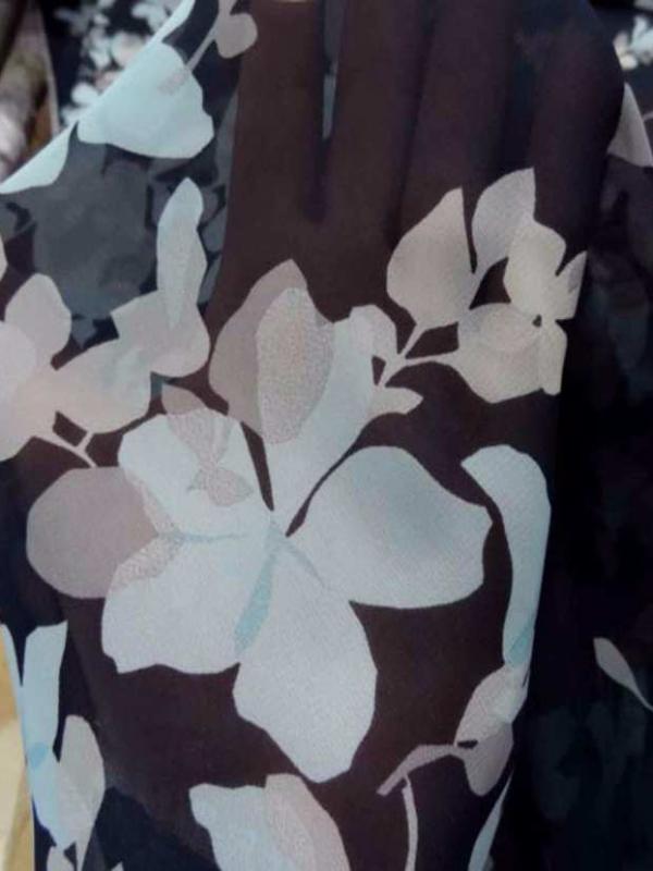 Mousseline imprime fleurs ton bleu tres fonce