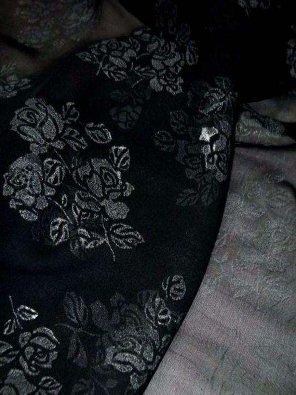 Mousseline ton noire imprime fleurs