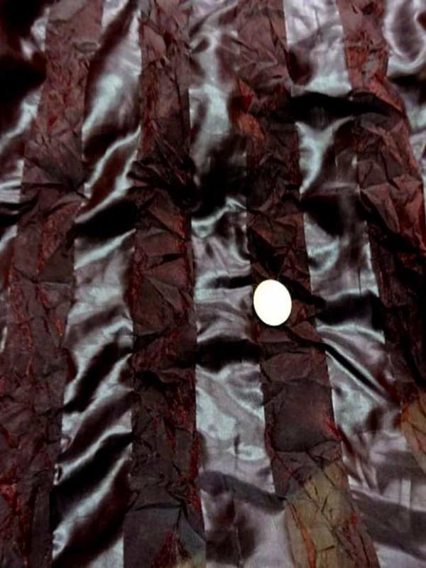Organza a motifs bandes froisse permanent ton bordeaux5