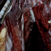 Organza a motifs bandes froisse permanent ton bordeaux0