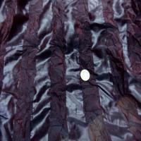 Organza a motifs bandes froisse permanent ton prune