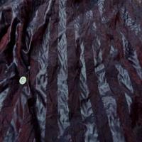 Organza a motifs bandes froisse permanent ton prune1