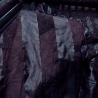 Organza a motifs bandes froisse permanent ton prune4