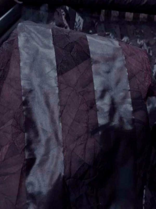Organza a motifs bandes froisse permanent ton prune