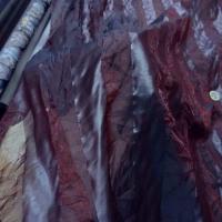 Organza a motifs bandes froisse permanent ton prune6