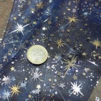 rouleau d'Organza bleu foncé a étoiles couleur métal et doré