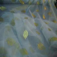 Organza bleu imprime feuille dore3