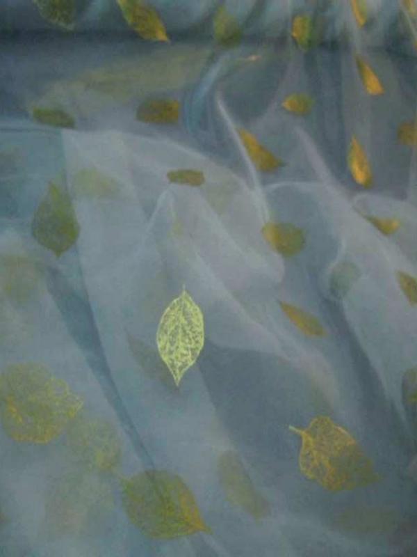 Organza bleu imprime feuille dore
