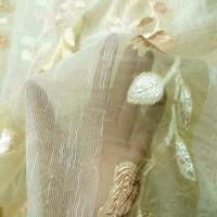 Organza brode fleurs en 2 80m plombe jaune paille2