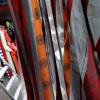 Organza gris a bandes orange rouge en 3m de large