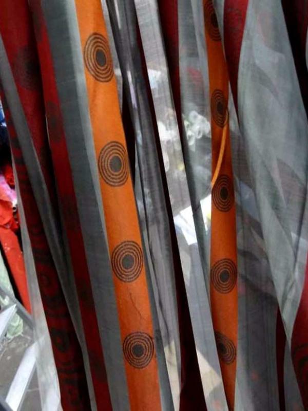Organza gris a bandes orange rouge en 3m de large