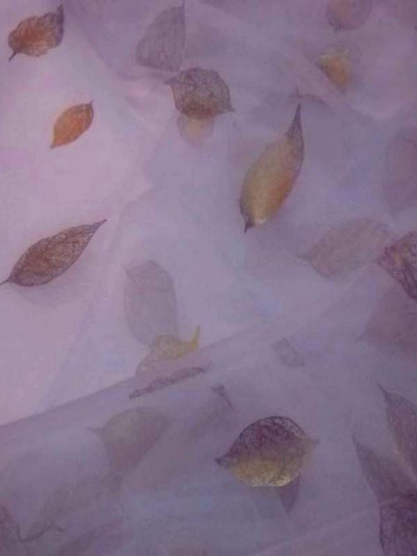 Organza mauve imprime feuille dore7