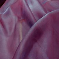 Organza qualite cristal bleu reflets rouge5