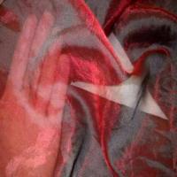 Organza rouge reflets noir froisse permanent en 1 35m de large 7