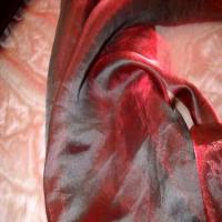 Organza rouge reflets noir froisse permanent en 1 35m de large
