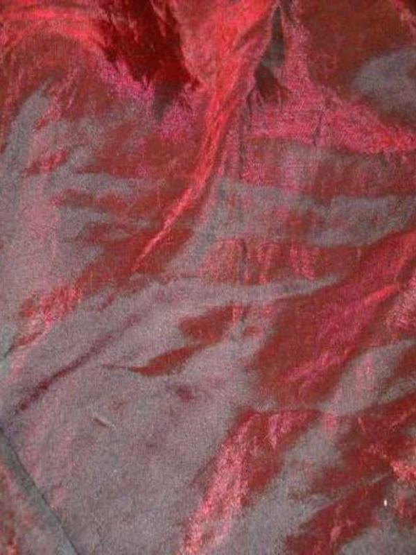 Organza rouge reflets noir froisse permanent en 1 35m de large7